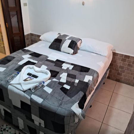 Hotel Kamelot Parque Central Quetzaltenango Kültér fotó