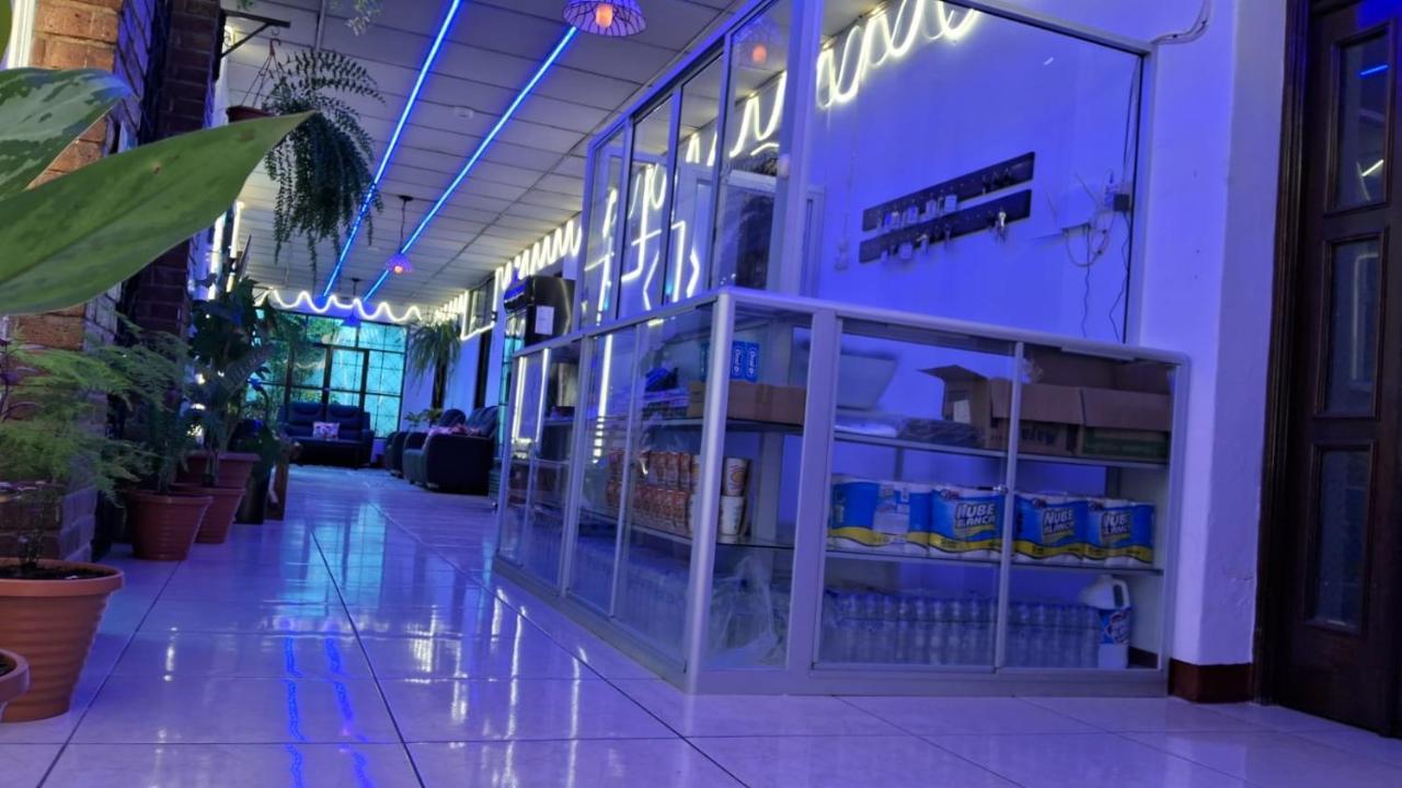 Hotel Kamelot Parque Central Quetzaltenango Kültér fotó