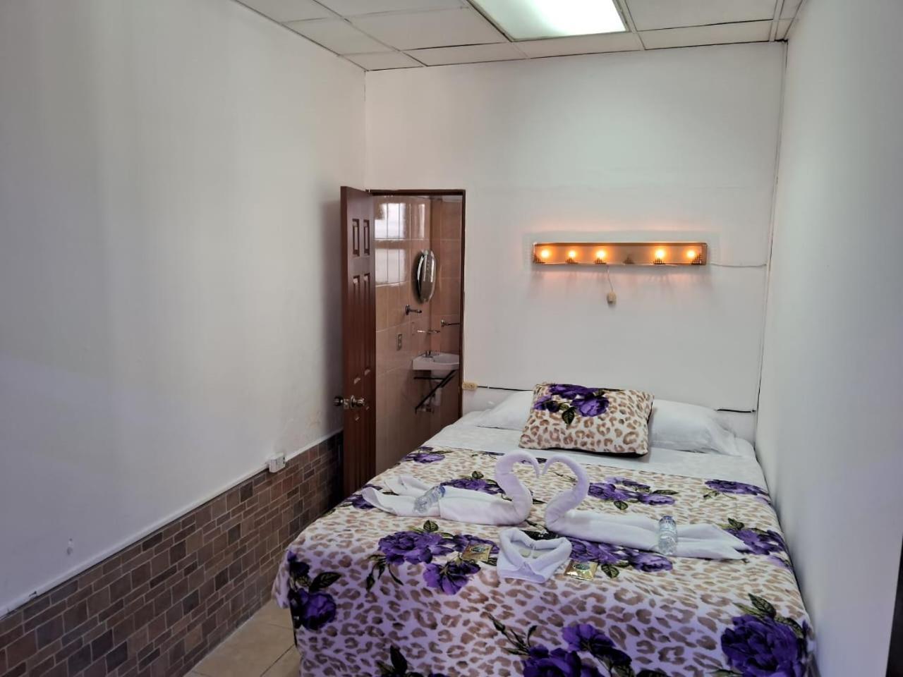 Hotel Kamelot Parque Central Quetzaltenango Kültér fotó